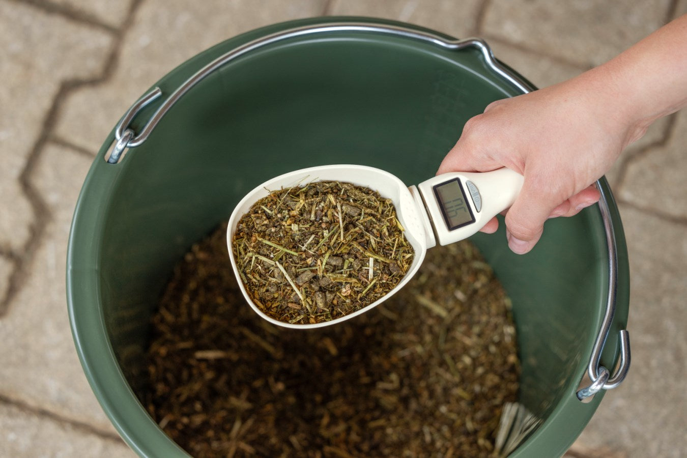 Feed scoop with digital scale 